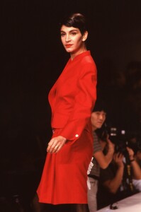 Cerruti_SS1989_SusannaLinsmayer_02.thumb.jpg.798cd3b622a16c389eb392de29e14f10.jpg