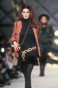 Chanel1990FW8.thumb.jpg.f4f61751f7a7f4f2fd2b449b51546abc.jpg