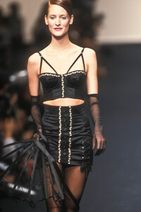ChantalThomass1995SS12.thumb.jpg.847a63c5d4aeba8e39e33c38294dce06.jpg