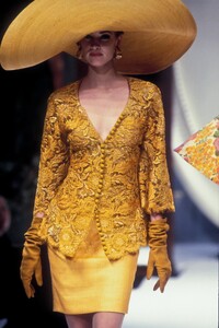 ChristianDior1992HauteCoutureSS3.thumb.jpg.ceef97f1a74796957503a66bd9b67252.jpg