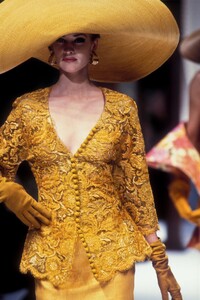 ChristianDior1992HauteCoutureSS4.thumb.jpg.f10ecd218df9e63cef9d46bc450d3999.jpg