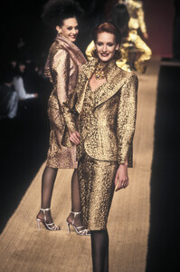 ChristianLacroix1995FW6.thumb.jpg.bad443ba6daf09a35dd3e39c8dc3daa7.jpg