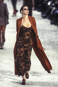 DriesVanNoten1997WomenRTW25.thumb.jpg.92ac9cc358ecd289582c1d3e43653c59.jpg