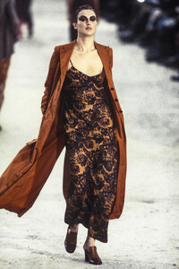 DriesVanNoten1997WomenRTW26.thumb.jpg.7b85716fed1342429fbf22b2c6567812.jpg