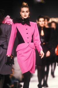 EmanuelUngaro1989WomenRTW120.thumb.jpg.58d736d8f04333a2e77776e451d2a7a4.jpg