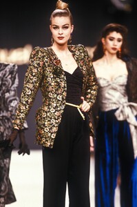 EmanuelUngaro1989WomenRTW138.thumb.jpg.94e88a3d5a92456ee9f05925cbbf4e17.jpg
