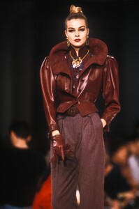 EmanuelUngaro1989WomenRTW142.thumb.jpg.bbaa6facdff029795531aa1151cd0b2c.jpg