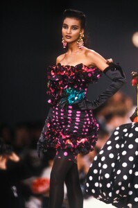 EmanuelUngaro1989WomenRTW159.thumb.jpg.9181318569dc4008778239b01681e516.jpg