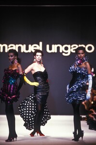 EmanuelUngaro1989WomenRTW191.thumb.jpg.74c08281760a16ad85127645d0486396.jpg
