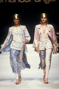 EmanuelUngaro1992WomenRTW37.thumb.jpg.0bf03fb3961bdaa7b38a862eb701fa32.jpg