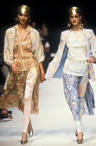 EmanuelUngaro1992WomenRTW38.thumb.jpg.de37f97d603c23c5ceda3da1217d42c7.jpg
