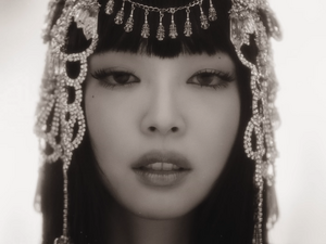JENNIE - ZEN (RUBY ALBUM MARCH 7) [cXmYNmQ4BuM].webm_snapshot_01.11.771.png