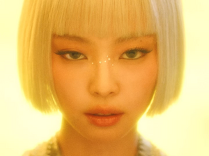 JENNIE - ZEN (RUBY ALBUM MARCH 7) [cXmYNmQ4BuM].webm_snapshot_01.30.040.png