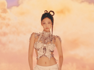 JENNIE - ZEN (RUBY ALBUM MARCH 7) [cXmYNmQ4BuM].webm_snapshot_02.46.491.png
