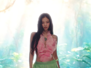 JENNIE - ZEN (RUBY ALBUM MARCH 7) [cXmYNmQ4BuM].webm_snapshot_02.46.616.png