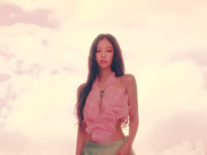 JENNIE - ZEN (RUBY ALBUM MARCH 7) [cXmYNmQ4BuM].webm_snapshot_02.47.075.png