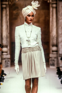 JeanLouisScherrer1990HauteCoutureSS23.thumb.jpg.16418871aea1b3332e923457884afd64.jpg