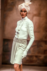 JeanLouisScherrer1990HauteCoutureSS24.thumb.jpg.309e5bd8565134b52ed535c5717aa31c.jpg