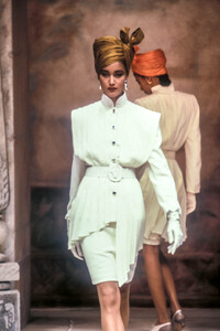 JeanLouisScherrer1990HauteCoutureSS27.thumb.jpg.6e484f24536dbe349450426dac4d8e58.jpg