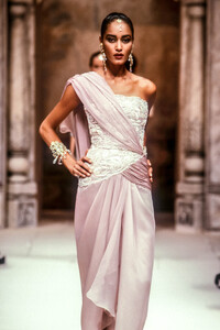 JeanLouisScherrer1990HauteCoutureSS36.thumb.jpg.7225c0c009e9da2fe56f12de2ce7aa26.jpg