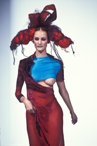 JohnGalliano1993WomenRTW14.thumb.jpg.5fcf1d5d609653be5c43216742fb1298.jpg