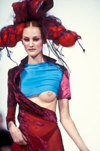 JohnGalliano1993WomenRTW15.thumb.jpg.e62370727de81f3a158f714f343c3b11.jpg