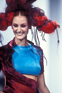 JohnGalliano1993WomenRTW16.thumb.jpg.67586ad152a57ea133b7f0aa512e9b63.jpg