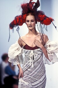 JohnGalliano1993WomenRTW5.thumb.jpg.6271dbb57a6d9438e880bf164672bd6d.jpg