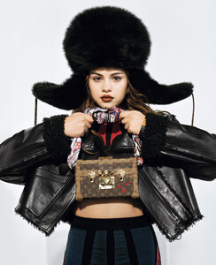 Louis-Vuitton-FW16-Selena-Gomez-by-Bruce-Weber-01.thumb.jpg.948381ff21ea4d6faa6cddfa9a21de99.jpg