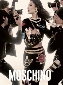 Moschino-Spring-Summer-2017-Bella-Gigi-Hadid-by-Steven-Meisel-03.thumb.jpg.80942dacb49a7dd0a40c0aa229e8db5c.jpg