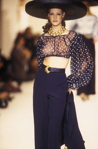 OscardelaRenta1993SS15.thumb.jpg.284df0a6aa3a541701e8abbdddce7717.jpg