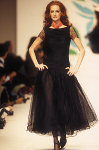 OscardelaRenta1993SS25.thumb.jpg.a1693eb39b54a3d8bff6c08a54250f0f.jpg