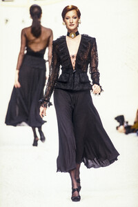 PierreBalmain1993FW11.thumb.jpg.e1e9a5317ae2c8b17a5267df723a2bb7.jpg