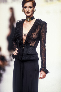 PierreBalmain1993FW12.thumb.jpg.8f7daa0bb66981523b18dde2494bee5b.jpg