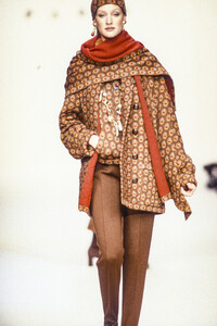 PierreBalmain1993FW6.thumb.jpg.fcfad6710cd1281b24e99f22a3f1cbe3.jpg