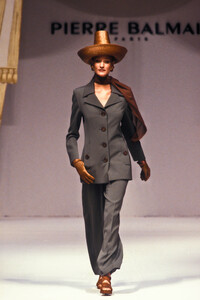 PierreBalmain1993HauteCoutureSS13.thumb.jpg.8d8c500746054d00e31188d252bc10e3.jpg