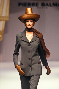 PierreBalmain1993HauteCoutureSS14.thumb.jpg.633d2ab7d1157f075bceddeaa5c398b5.jpg
