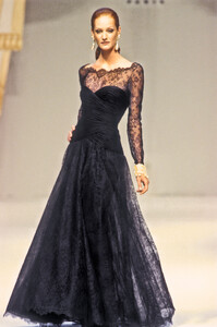 PierreBalmain1993HauteCoutureSS18.thumb.jpg.d1b6d33054cfd1143d840b6fbc052f69.jpg