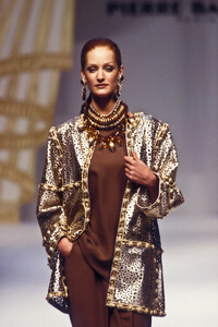 PierreBalmain1993HauteCoutureSS9.thumb.jpg.6a61d36d25f6efd03525b3e694b33ea7.jpg