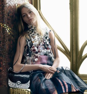 Prada-Spring_Summer_2016-04-Sasha_Pivovarova-by-Steven_Meisel.thumb.jpg.5d32709339804d3915d21f81f8d750bf.jpg