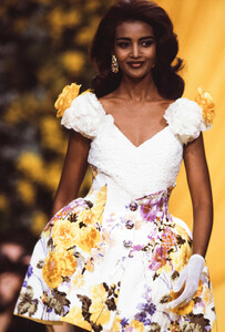 TorrenteHauteCoutureSpring19926.thumb.jpg.072b78718acc9b878b1e0f49aa4c7db1.jpg
