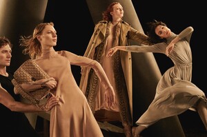 Valentino-Fall-Winter-2016-Jamie-Bochert-Julia-Nobis-Karen-Elson-Katlin-Aas-Garen-Scribner-Nathan-Madden-by-Steven-Meisel-03.thumb.jpg.c9ac5e9db8fb108e35b6857190c2ff64.jpg