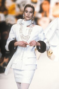 Valentino1991WomenRTW14.thumb.jpg.82d45136174a2d4505523ac48bf235c4.jpg