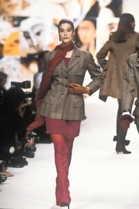 Valentino1991WomenRTW45.thumb.jpg.2ffb738159af5ff6687b4449d94ab9cf.jpg