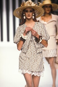 Valentino1992SS2.thumb.jpg.333ecde32d40bfdb880b8e648e1f2325.jpg