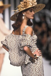 Valentino1992SS4.thumb.jpg.527dc7077aeb1f05e1c841fde366c291.jpg