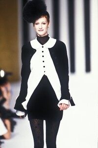 Valentino1994FW2.thumb.jpg.71cbf0f21463ead76266c103713af36b.jpg