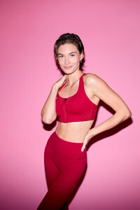 Victorias-Secret-2024-Valentines-Day-Grace-VSX-Featherweight-Sports-Bra-Elevate-Legging-2.jpg