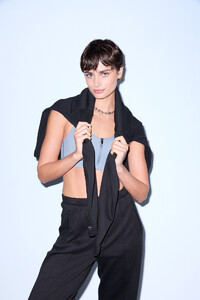 Victorias-Secret-2024-Valentines-Day-Taylor-Hill-VSXKnockout-Front-Close-Sports-Bra-Jacket-Slim-Pant-2.jpg