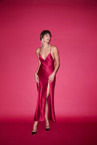 Victorias-Secret-2025-Valentines-Day-Taylor-Satin-Plunge-High-Leg-Long-Slip-3.jpg
